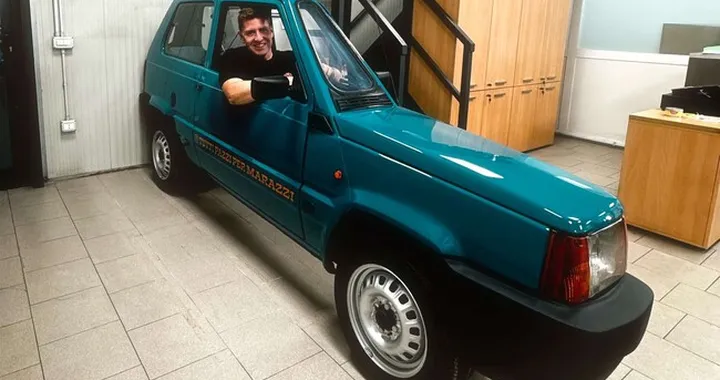 Fiat Panda da Guinness: un italiano la trasforma nell'auto più stretta del mondo