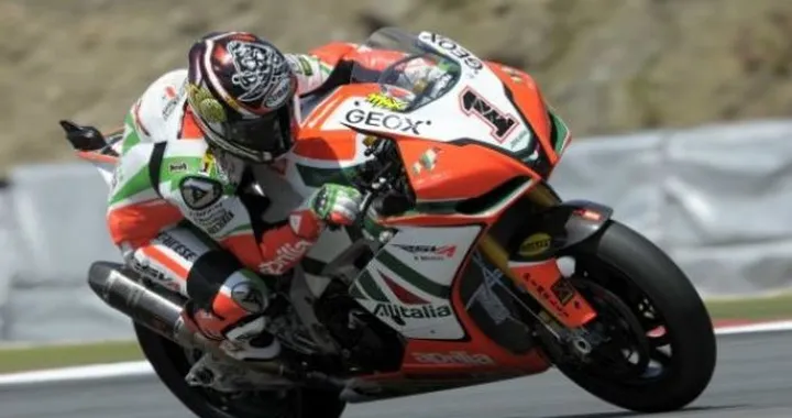 WSBK: nel warm up di Silverstone Biaggi è il più veloce, seguono Berger e Camier