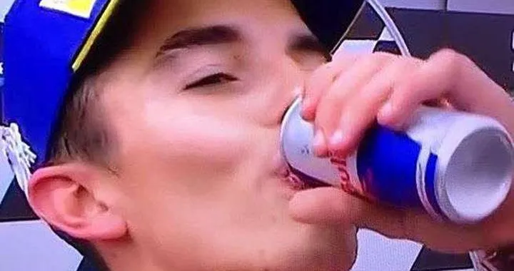 Gaffe di Marquez: finge di bere dalla lattina... chiusa!