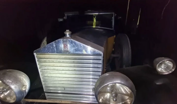 Nella casa abbandonata non c'è un fantasma, ma una Rolls-Royce