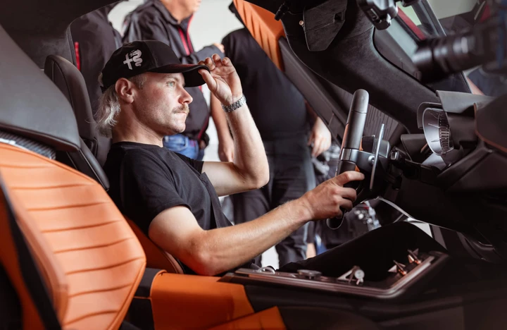 Alfa Romeo 33 Stradale con Valtteri Bottas in pista a Balocco | Video