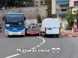 La Lamborghini rischia grosso, sorpasso fra bus e van a Monaco