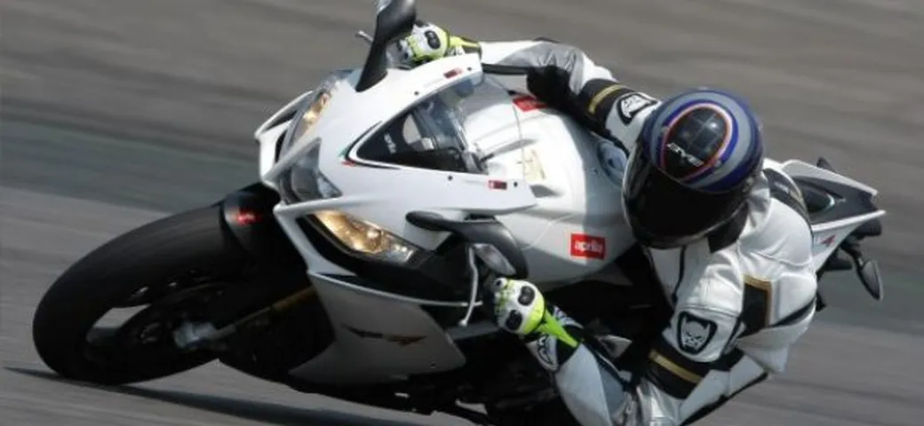TEST Aprilia RSV4 R APRC 2011
