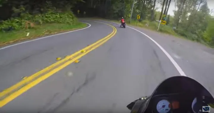 Motociclista cade in curva ma evita il peggio [Video]