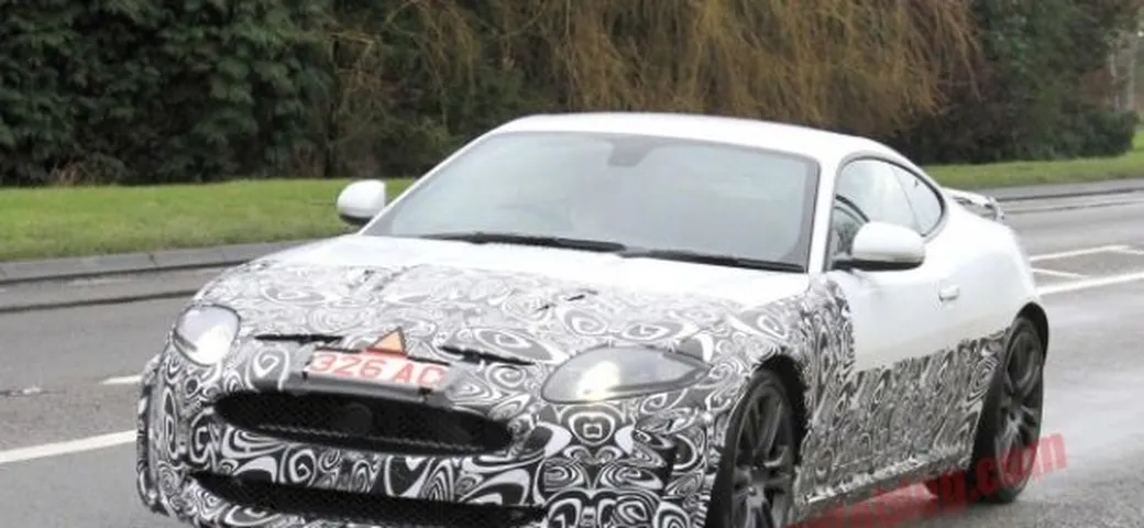 Jaguar XKR: foto spia di un misterioro esemplare camuffato