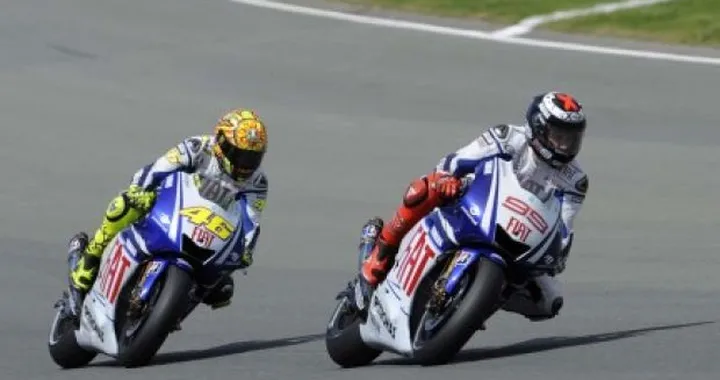 Valentino Rossi e Jorge Lorenzo testano il Dainese D-air Racing a Donington