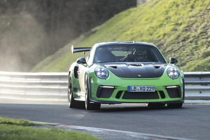 Porsche 911 GT3 RS: giro record al Nurburgring [Video]