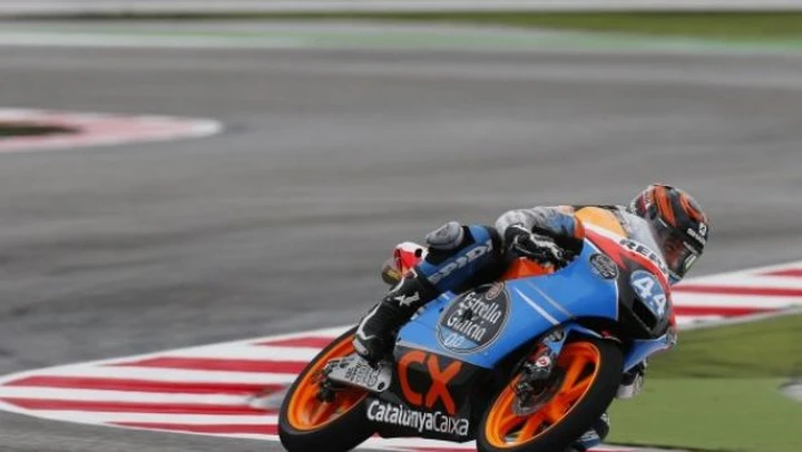 Moto3, Aragon: Oliveira ancora primo sul bagnato nella FP2, indietro gli italiani