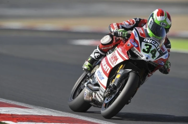 SBK Magny Cours 2014, Giugliano primo nel Day-1: 