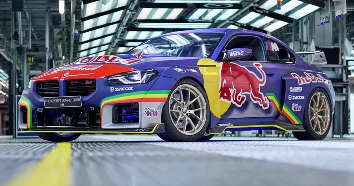 BMW M2 pazzesca con oltre 1.000 CV derapa all'interno di una fabbrica