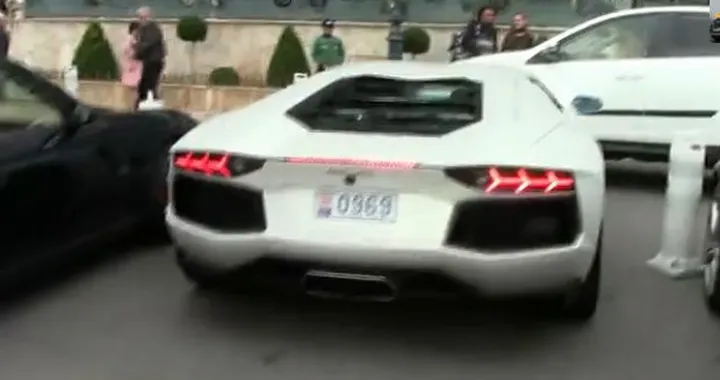 L'Aventador sfida la RAV4. L'Epic Fail è del parcheggiatore