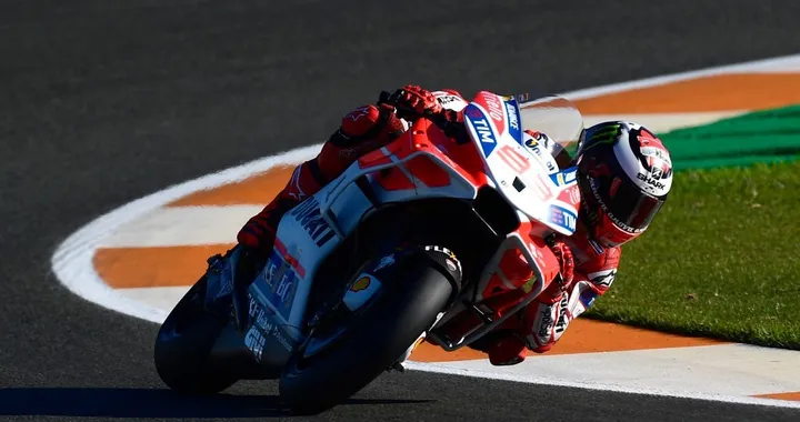 MotoGP Valencia 2017: Lorenzo il più veloce, Dovi 3°, Marquez giù