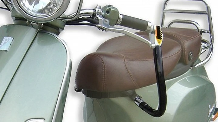 La colla per rubare moto e scooters: nuovo trucco dei ladri