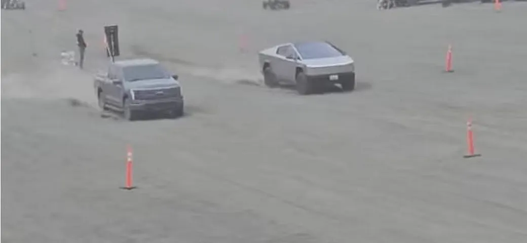 Ford F-150 Lightning vs Tesla Cybertruck: l'esito inatteso della drag race sulla sabbia | Video