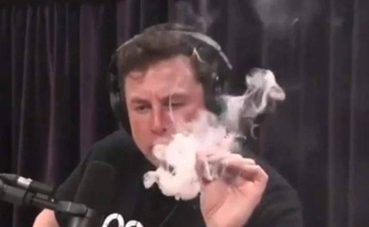 Tesla: crollo in borsa, ma Elon Musk fuma marijuana in diretta [Video]