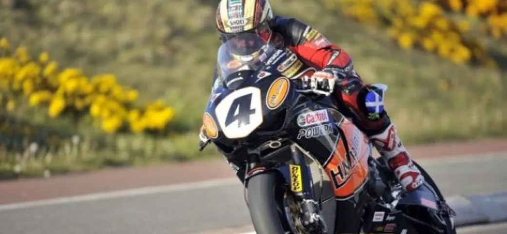 NW200: John McGuinness pretende la vittoria, Steve Plater si frattura un braccio in una paurosa caduta