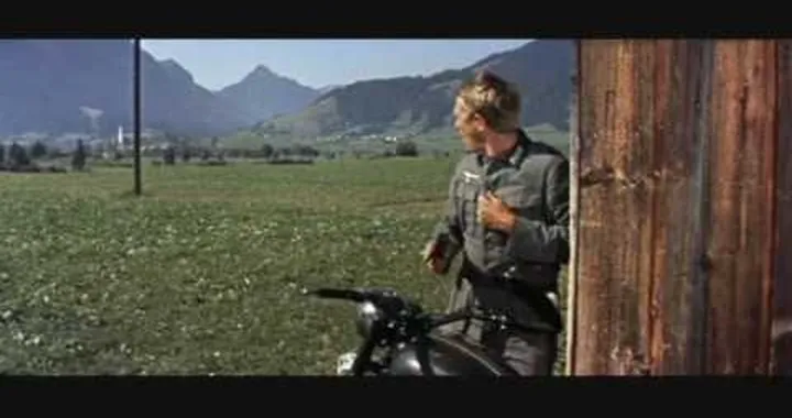 The Great Escape (La gran evasiÃ³n) - Hilts escapes in motorcycle