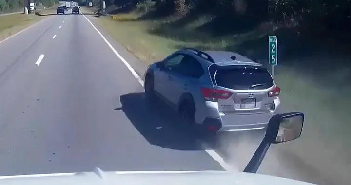 Sorpassa a destra ed è quasi crash con un camion [Video]