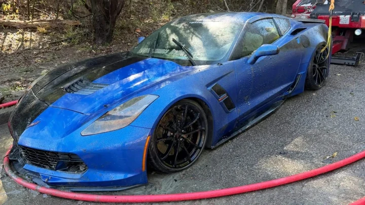 Corvette rubata e ritrovata dopo sei anni sul fondo di un fiume: è quasi intatta