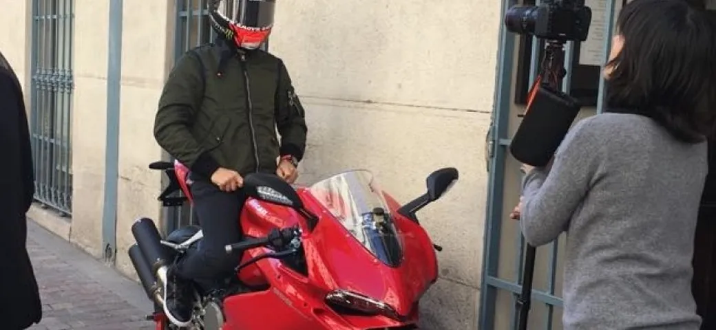 Jorge Lorenzo pizzicato a Madrid su una 959 Panigale