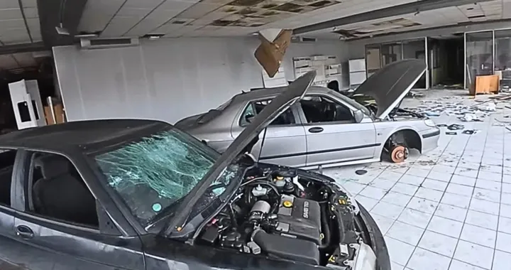 Saab, scoperto un concessionario abbandonato: oltre 20 auto distrutte dai vandali