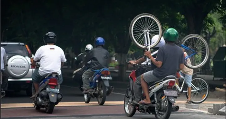 Foto del giorno: il peggior modo per caricare lo scooter