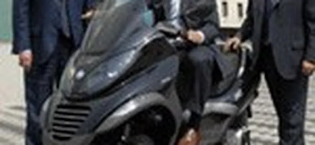 Formigoni prova l'MP3 Piaggio