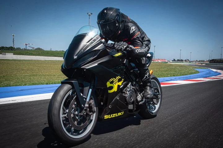 Suzuki a Eicma 2024: protagonisti il prototipo GSX-8R CUP e la Swift 8R in edizione speciale