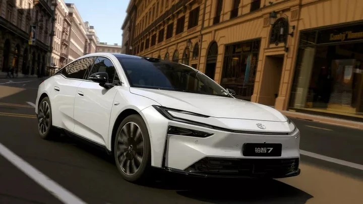 Toyota lancia la bZ7, più grande di una Model S ma più economica di una Model 3