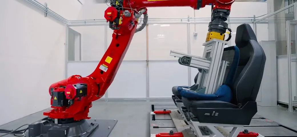 Tesla mostra in un video i sedili di Cybertruck