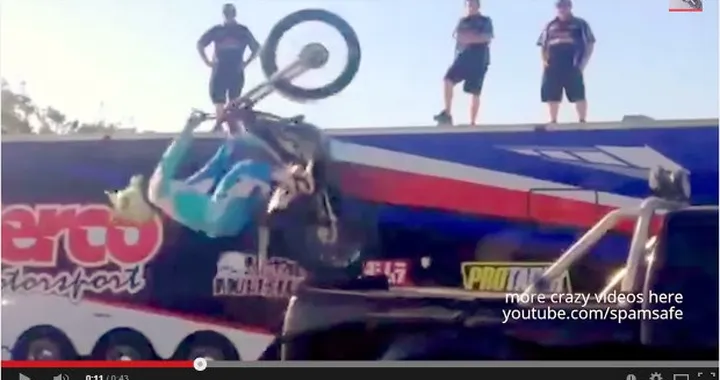 Un backflip per caricare la moto sul camion [Video]