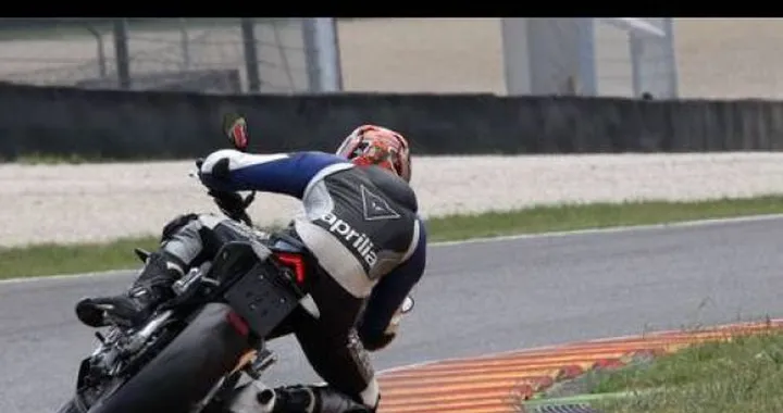 Aprilia Tuono V4 2011, prime immagini
