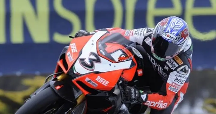 WSBK: Biaggi trionfa a Brno sulla RSV4. Fabrizio e Spies out