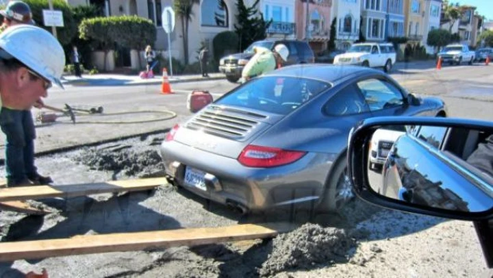 Curiosità: quando una Porsche 911 affronta il cemento fresco...