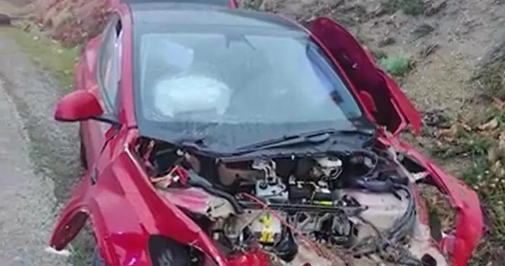 Tesla Model Y in aquaplaning: catastrofe evitata per miracolo [Video]