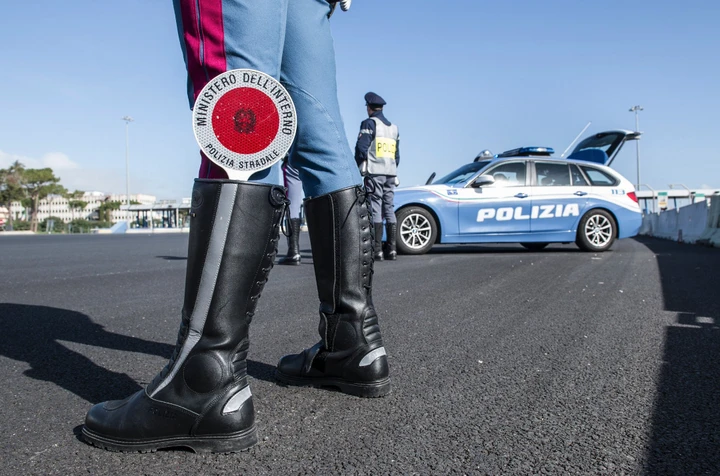 Autista svenuto sul TIR: poliziotto sale a bordo in corsa e ferma il mezzo