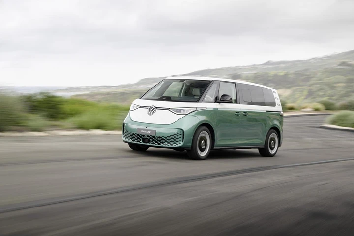 Volkswagen ID. Buzz: pubblicate le prime foto ufficiali della versione a passo lungo