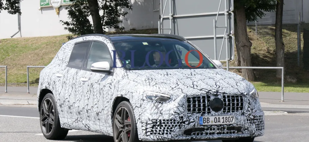 Mercedes GLA: foto spia della 45 AMG da 382 CV
