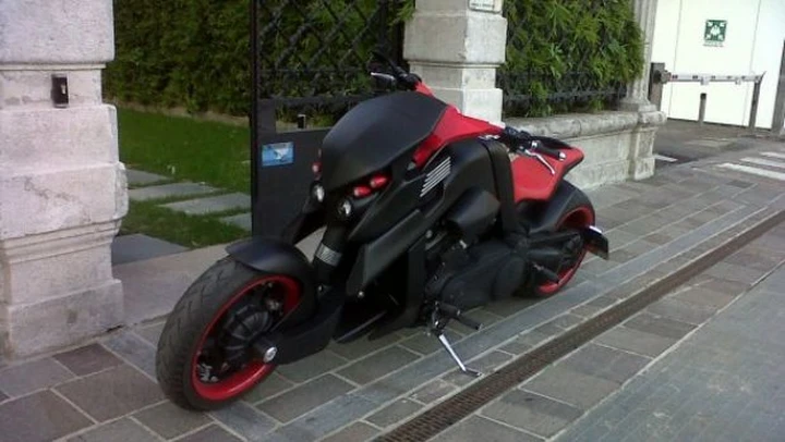 Foto del giorno: avvistata a Milano la Batmoto di Batman!