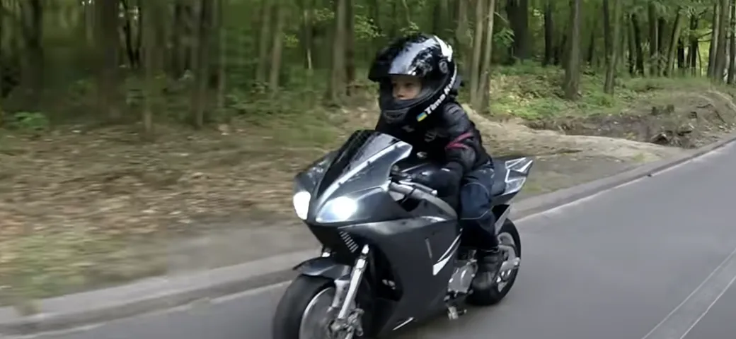 Tima Kuleshov, il piccolo talento in moto: che spettacolo!