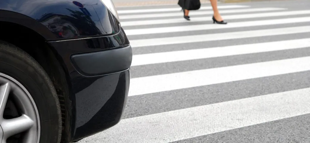 A Milano solo 2 automobilisti su 10 rispettano le strisce pedonali