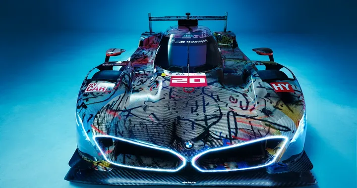 La BMW M Hybrid V8, Art Car firmata da Julie Mehretu, svelata al Centre Pompidou