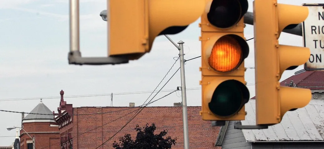 Multe: semaforo giallo troppo veloce? E' legittima la sanzione