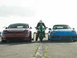 Kawasaki Ninja ZX-10R vs Tesla Model S Plaid vs Porsche 911 Turbo S: chi vince la drag race?