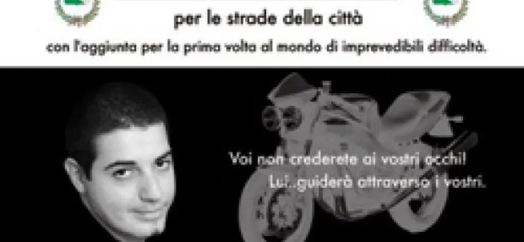 Folle esperimento a Caserta di Andrew Phoenix: 5 Km in moto perfettamente bendato