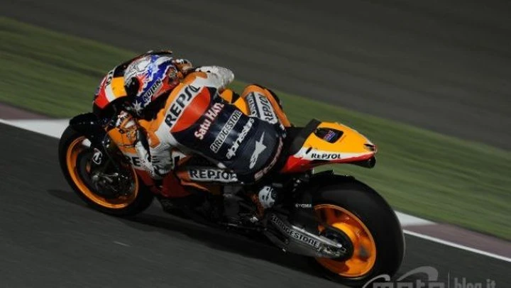 MotoGP: Casey Stoner vince da vero campione a Losail. Lorenzo secondo, Pedrosa terzo. Valentino Rossi limita i danni, settimo.