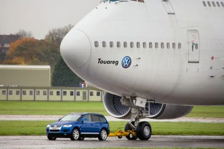 La Touareg che traina un Jumbo