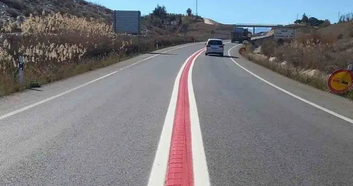 Cosa significano le strisce rosse: la nuova segnaletica per la sicurezza stradale