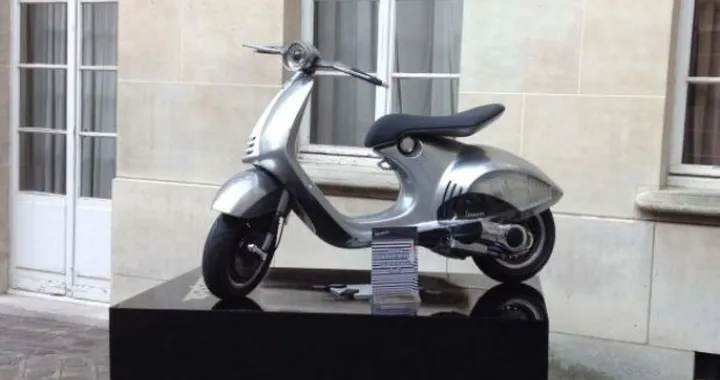 La Vespa 946 in bella mostra a Parigi
