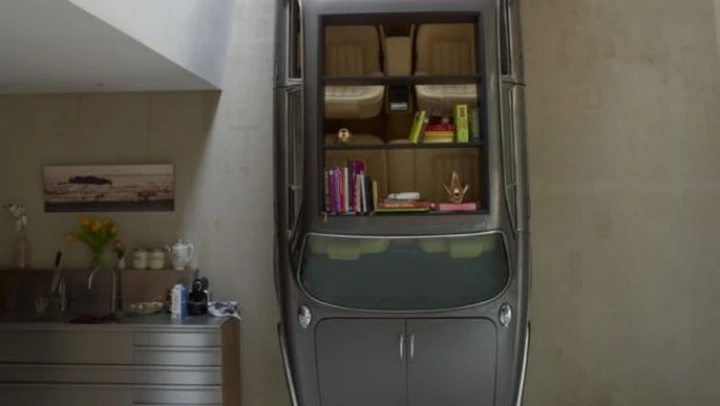 Curiosità: una Jaguar XJ III serie utilizzata come... libreria!